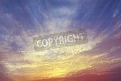 Papier peint  Ciel illuminé avec des nuages blancs