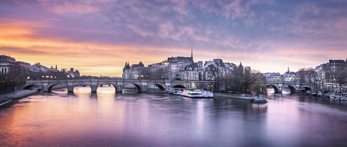 Papier peint  Ciel mauve sur le fleue parisien