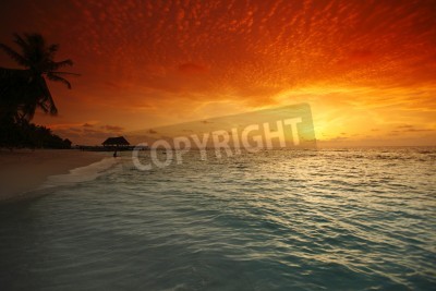 Ciel orange au-dessus de la plage