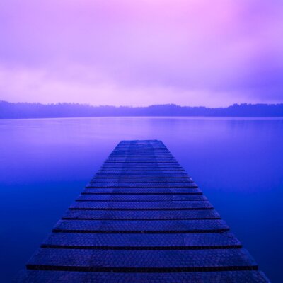 Ciel violet au-dessus du lac avec une jetée