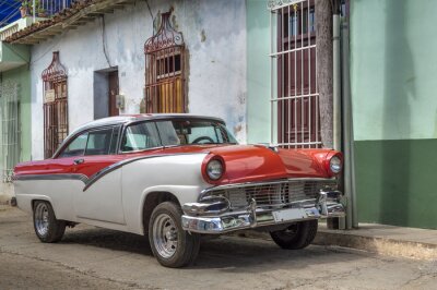 Papier peint  Classique vieille voiture américaine à Trinidad, Cuba
