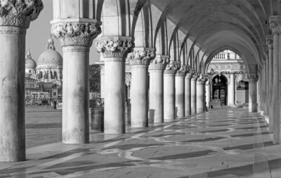 Cloître avec des piliers à Venise