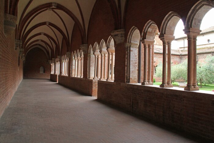 Papier peint  Cloître avec des piliers marron