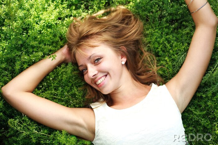 Papier peint  Close up portrait jeune fille heureuse sur l'herbe verte