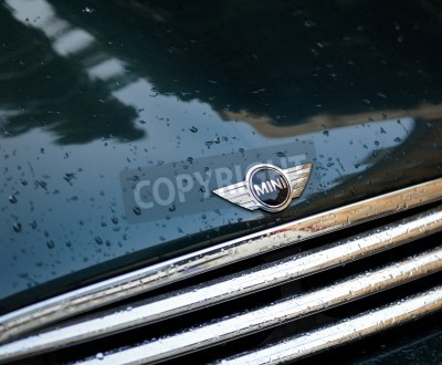 Papier peint  Cologne, Allemagne - le 16 Juin 2011: Photographie d'une Mini Cooper, une voiture classique britannique fabriqué par BMW. Photographe Représente le logo, rayures de radiateurs et de gouttes de pluie.