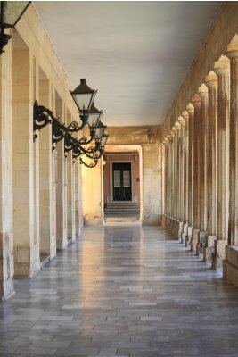 Colonnes dans un couloir style classique