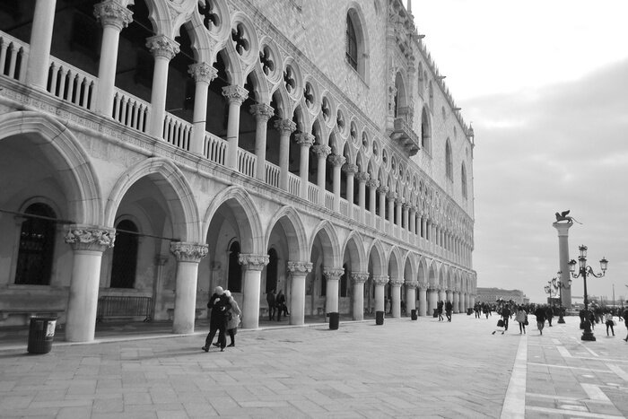 Papier peint  Colonnes en noir et blanc