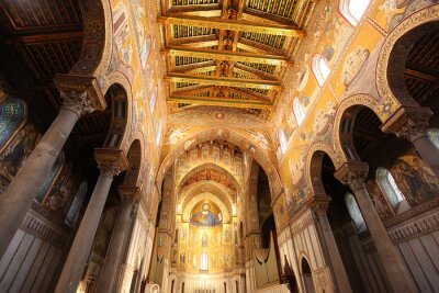 Papier peint  Colonnes et belle voûte de cathédrale