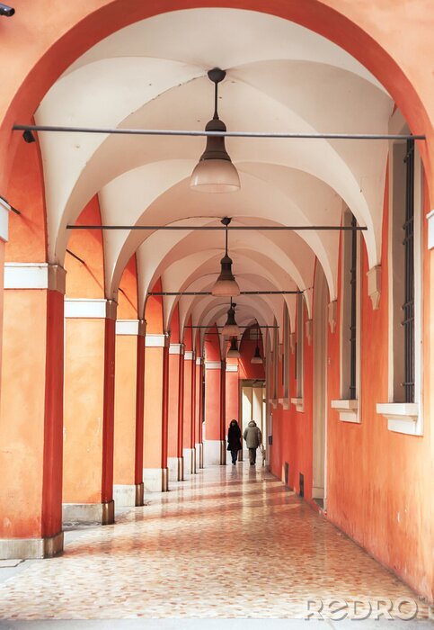 Papier peint  Colonnes orange dans un passage