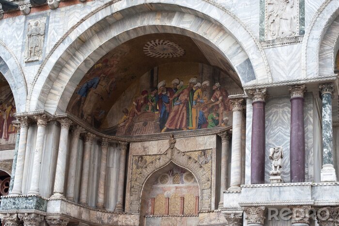 Papier peint  Colonnes près d'un beau portail
