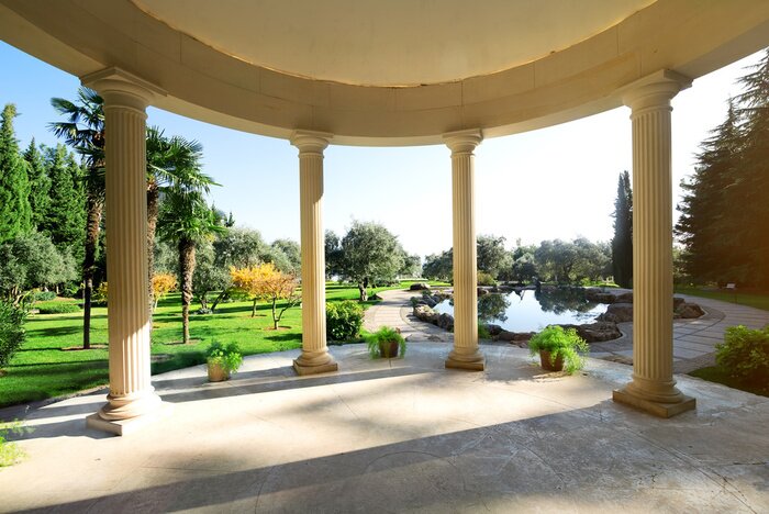 Papier peint  Colonnes près d'un jardin tropical