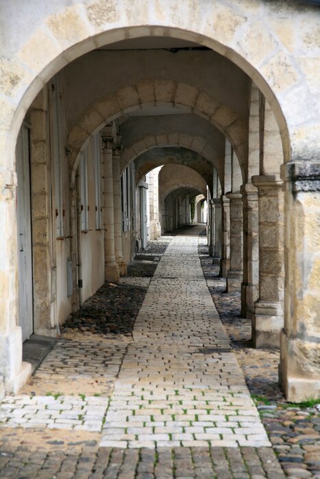 Papier peint  Colonnes près d'une ruelle pavée