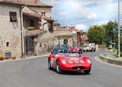 Papier peint  Conducteurs sur une voiture de compétition millésime Maserati 200 SI 1957 courses dans un village toscan dans la course historique Mille Miglia, le 17 mai en 2014 Colle di Val d'Elsa, Toscane, Italie