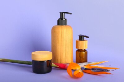 Papier peint  Cosmetic products and strelitzia flower on lilac background