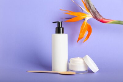 Papier peint  Cosmetic products and strelitzia flower on lilac background