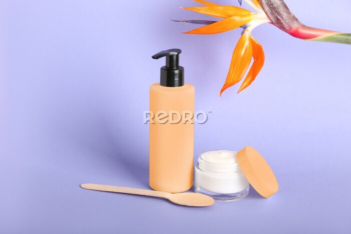 Papier peint  Cosmetic products and strelitzia flower on lilac background
