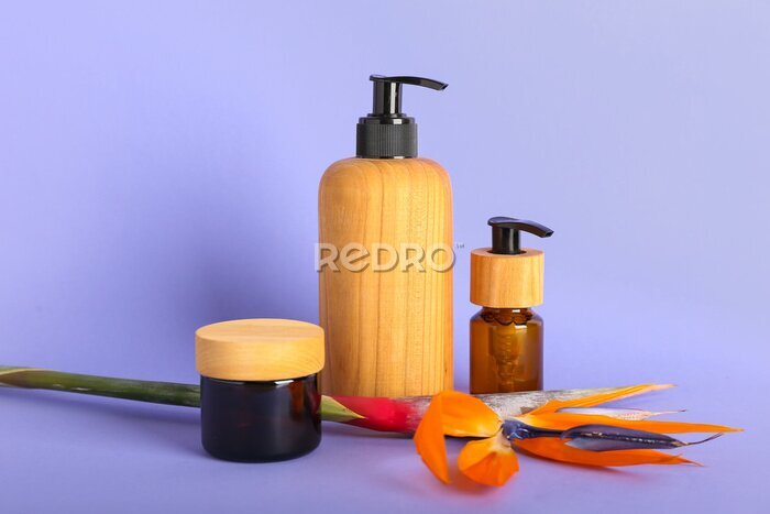 Papier peint  Cosmetic products and strelitzia flower on lilac background
