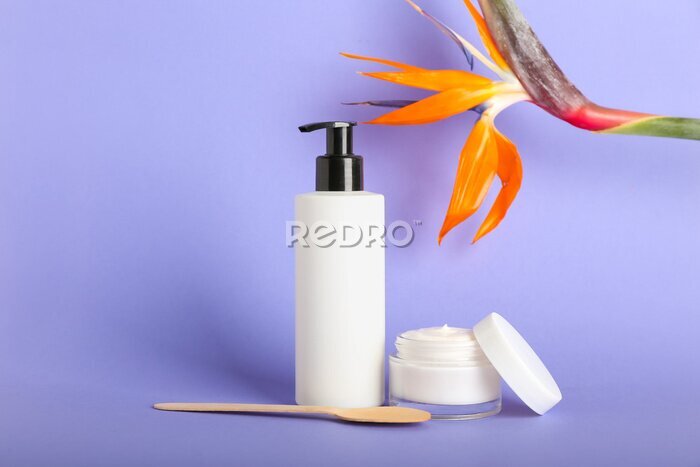 Papier peint  Cosmetic products and strelitzia flower on lilac background