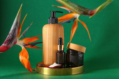 Papier peint  Cosmetic products and strelitzia flowers on green background