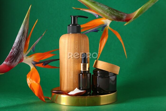 Papier peint  Cosmetic products and strelitzia flowers on green background