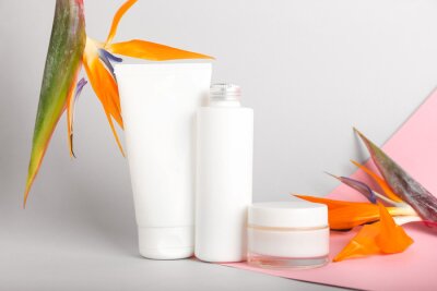 Papier peint  Cosmetic products and strelitzia flowers on light background