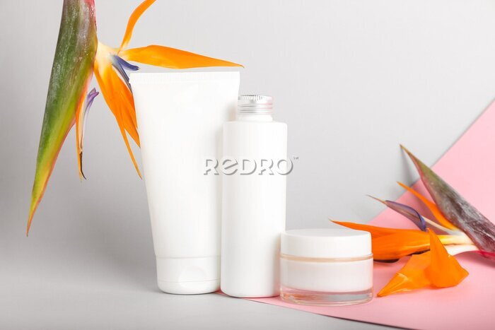Papier peint  Cosmetic products and strelitzia flowers on light background