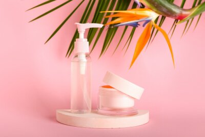 Papier peint  Cosmetic products and strelitzia flowers on pink background