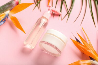 Papier peint  Cosmetic products and strelitzia flowers on pink background