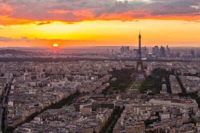 Coucher de soleil derrière la ville de Paris