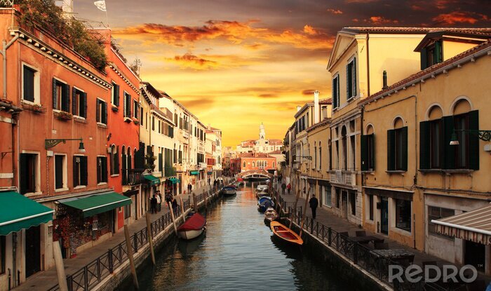 Papier peint  Coucher de soleil entre les rues de Venise