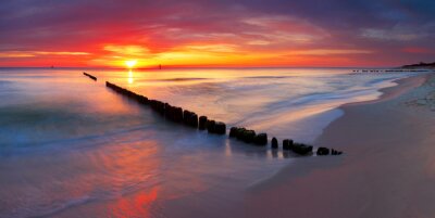 Coucher de soleil orange sur la mer de Pologne