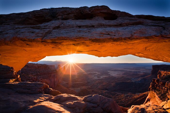 Papier peint  Coucher de soleil romantique dans les montagnes