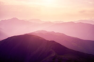 Papier peint  Coucher de soleil rose dans les montagnes