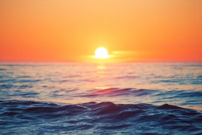 Coucher de soleil sur l'océan et les vagues