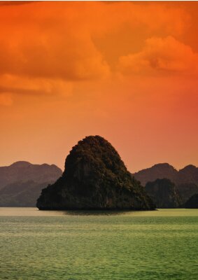 Coucher de soleil sur la baie d'Halong, au Vietnam