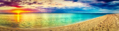 Coucher de soleil sur la plage aux couleurs de l'arc-en-ciel
