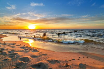 Coucher de soleil sur la plage de la mer Baltique en Pologne