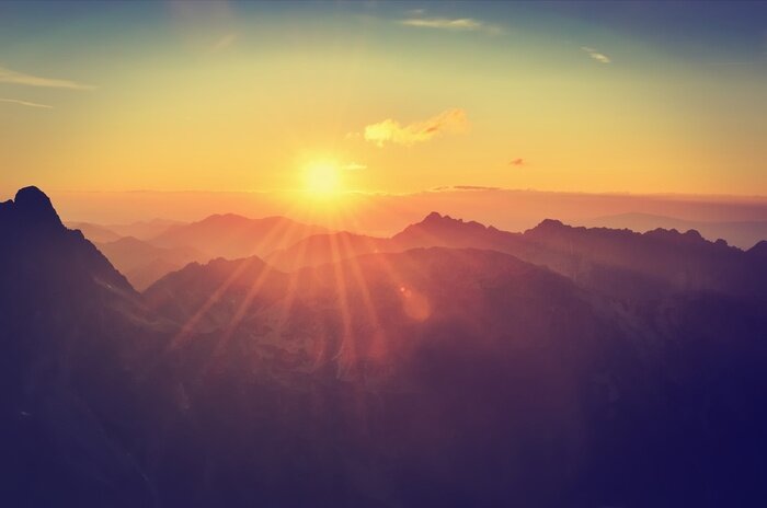 Papier peint  Coucher de soleil vintage derrière les montagnes