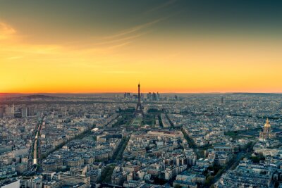 Coucher du soleil orange à Paris