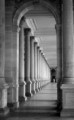 Couloir 3D avec des colonnes en pierre