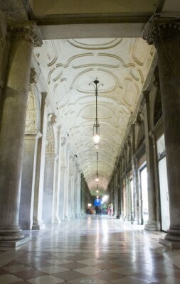 Papier peint  Couloir dans un palais avec des colonnes