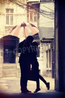 Papier peint  Couple qui s'embrasse sous le parapluie