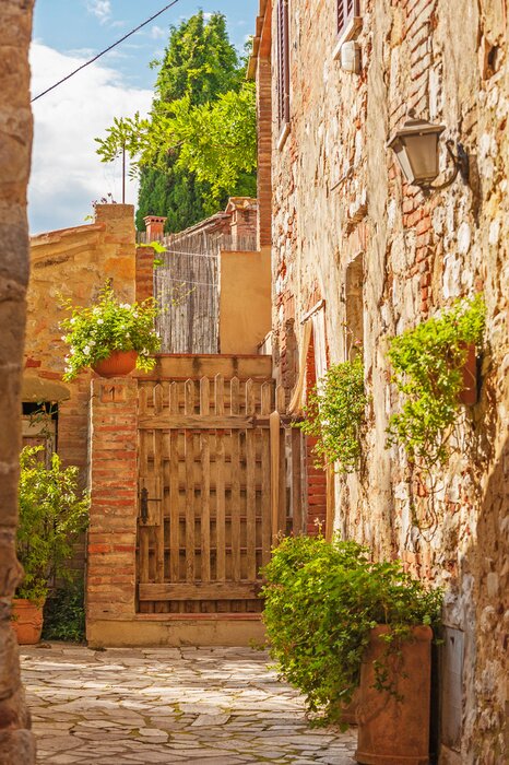 Papier peint  Cour ensoleillée et maison ancienne