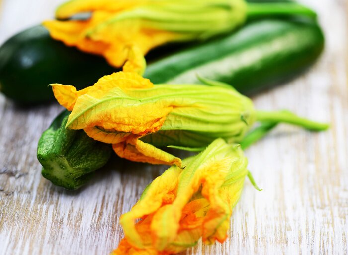 Papier peint  Courgettes sur une planche en bois