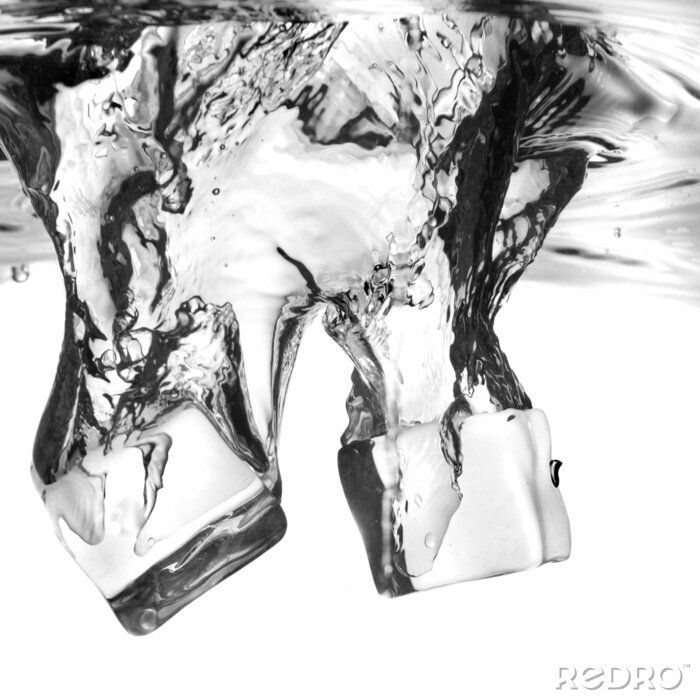 Papier peint  cubes de glace tombé dans l'eau avec Splash isolé sur blanc