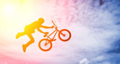 Cycliste BMX et cabrioles sur le ciel