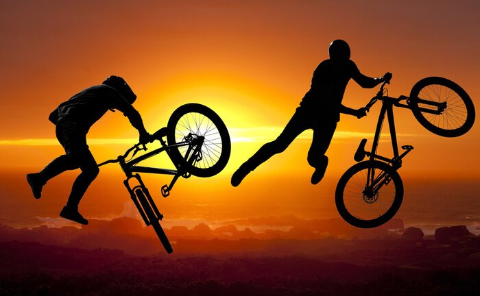 Papier peint  Cyclistes sur fond de coucher de soleil