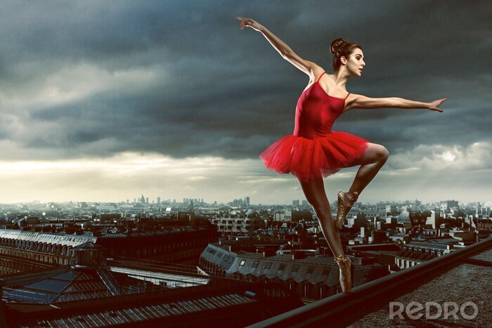 Papier peint  Danseuse de ballet sur le toit tonalité rouge