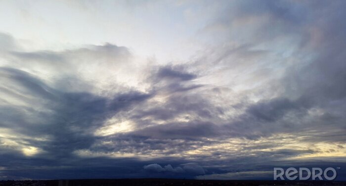 Papier peint  dark clouds in the evening - cloudy sunset