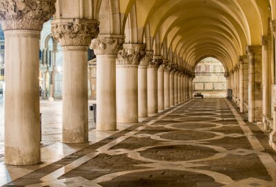 De belles arcades à Venise